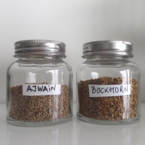 Ajwain och Bockhornsklöverfrön i en varsin glasburk