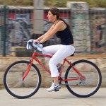 kvinna som cyklar