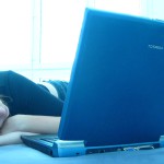kvinna som sover vid laptop